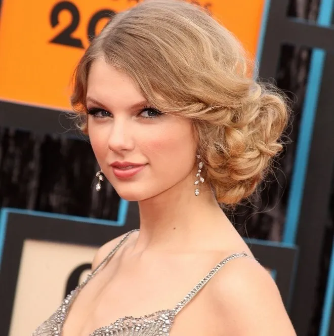 Các kiểu tóc mái dài đẹp mái thưa, xéo phong cách quyến rũ ngôi sao Taylor Swift
