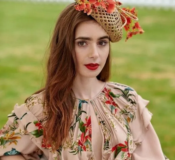 Các kiểu tóc xoăn dài đẹp và trẻ trung 2024 với phong cách dự tiệc Lily Collins