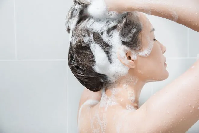 Cách tẩy tóc bạch kim an toàn tại nhà, lên màu đẹp bạn cần biết