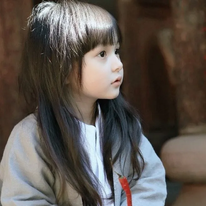 Kiểu tóc ngắn dễ thương và dài điệu đà cho bé gái cực đáng yêu