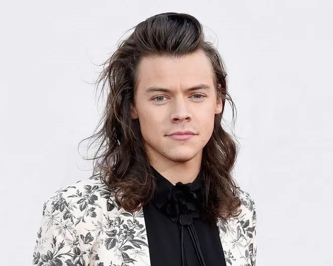 Kiểu tóc xoăn nam đẹp phong cách Harry Styles – “soái Tây” đầy khí chất