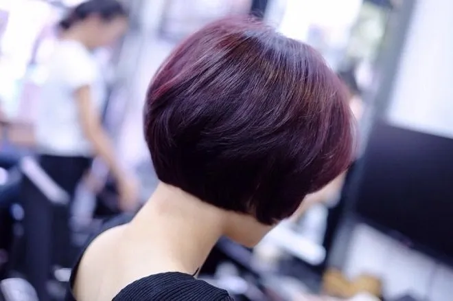 Nhuộm tóc màu nâu đỏ ánh tím – ấn tượng ngay từ cái nhìn đầu tiên