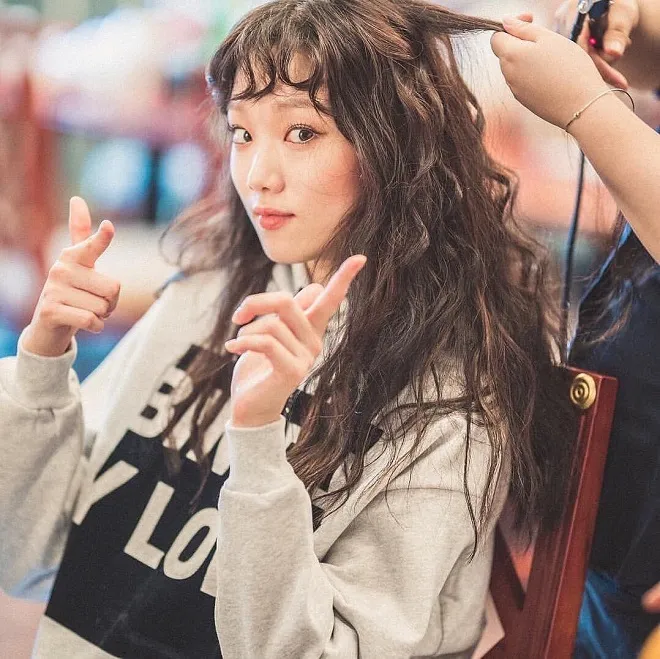 Tóc xoăn mái thưa Hàn Quốc – TOP 10 kiểu khiến giới trẻ châu Á chao đảo